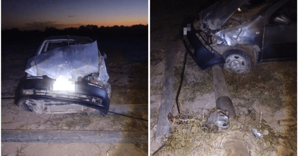 Vehículo accidentado en Guasave con daños frontales tras colisión con poste