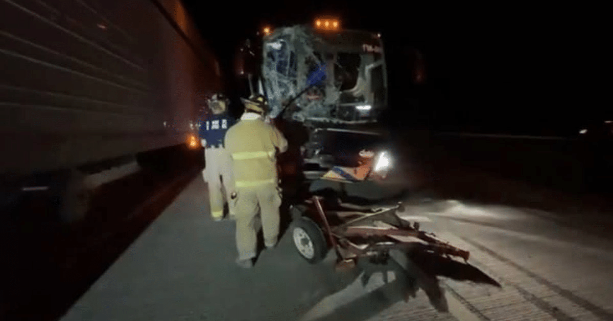 Accidente de tráfico nocturno con camión dañado y personal de emergencia en la ruta Guaymas-Ciudad Obregón.