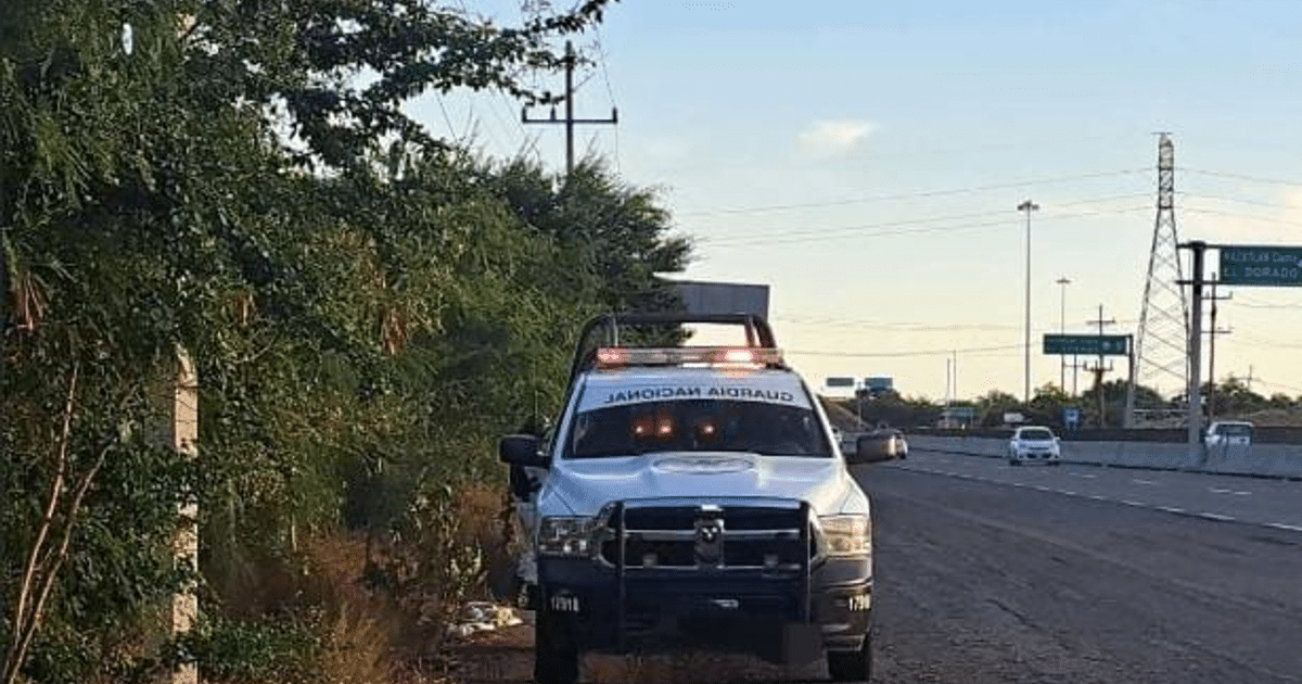 Camioneta de seguridad estacionada en la carretera durante un accidente vial en Culiacán.