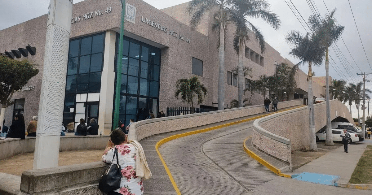 Edificio de Urgencias HGZ No. 49 en Los Mochis con rampa de entrada y palmeras.