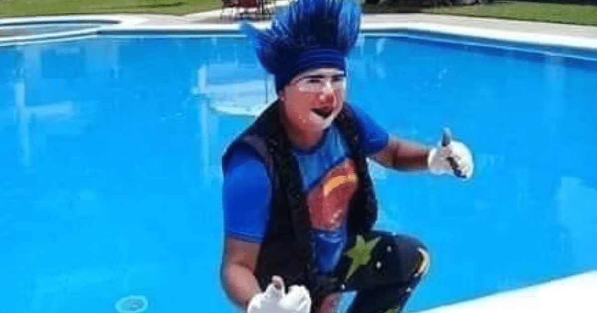 Payaso con cabello azul y camiseta colorida en piscina, vinculado a caso de abuso en Oaxaca.