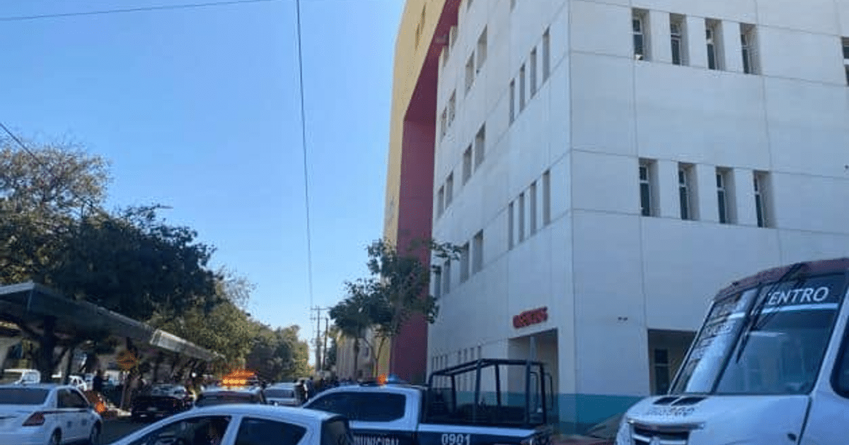 Vehículos de emergencia frente a un hospital con cielo despejado