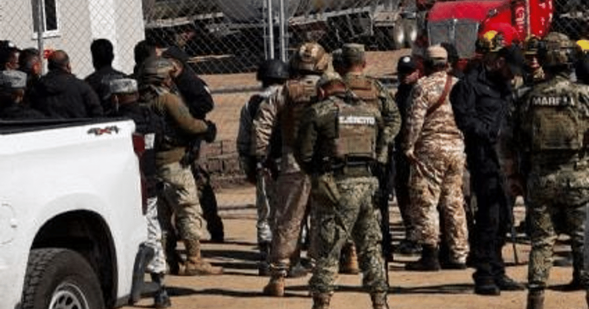 Operativo de seguridad en Baja California con personal uniformado y vehículos de intervención.