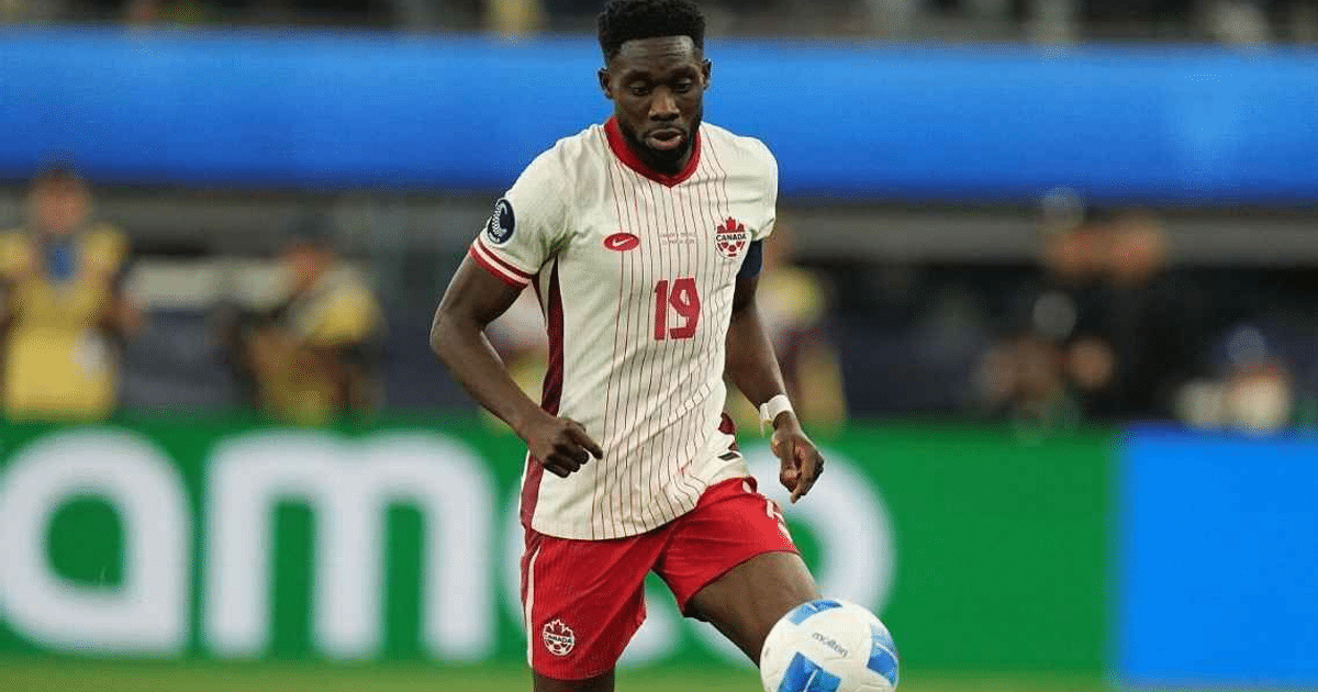 Jugador de fútbol canadiense con camiseta número 19 corriendo con el balón en un estadio lleno.