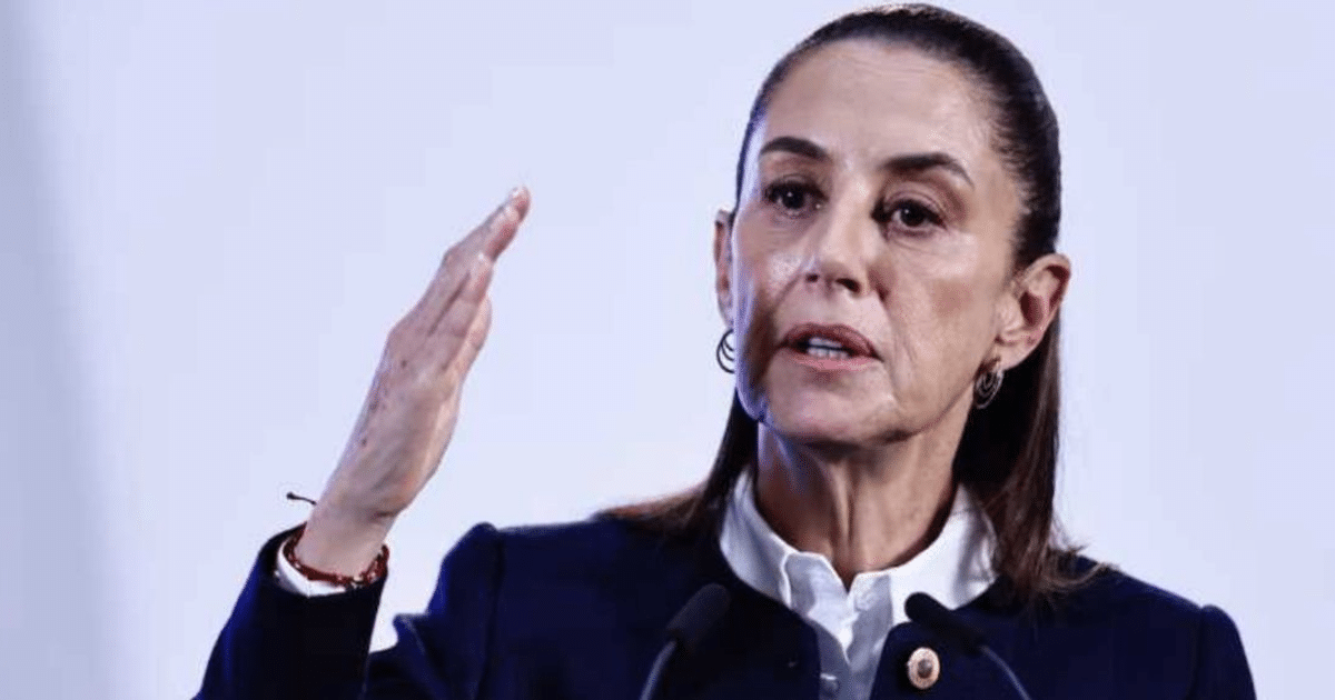 Persona gesticulando en conferencia sobre prevención del crimen y alternativas productivas.