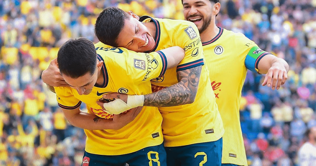 Jugadores del América celebrando su victoria 3-0 sobre Toluca en el Clausura 2025, con camisetas amarillas y un público entusiasta de fondo.