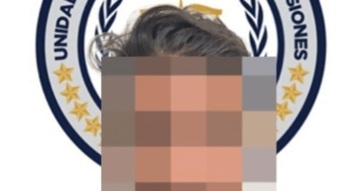 Retrato de persona con rostro pixelado y escudo institucional, vinculado a operativo legal en Sinaloa.