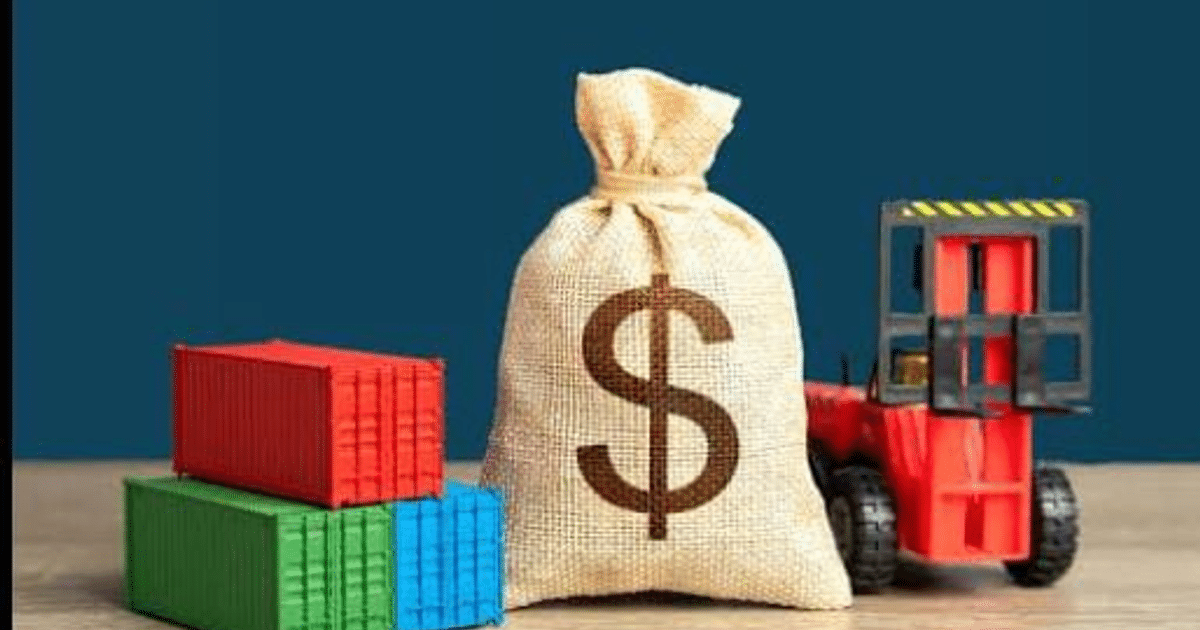 Saco de yute con símbolo de dólar, contenedores de colores y montacargas rojo sobre fondo azul, representando el comercio internacional y aranceles.