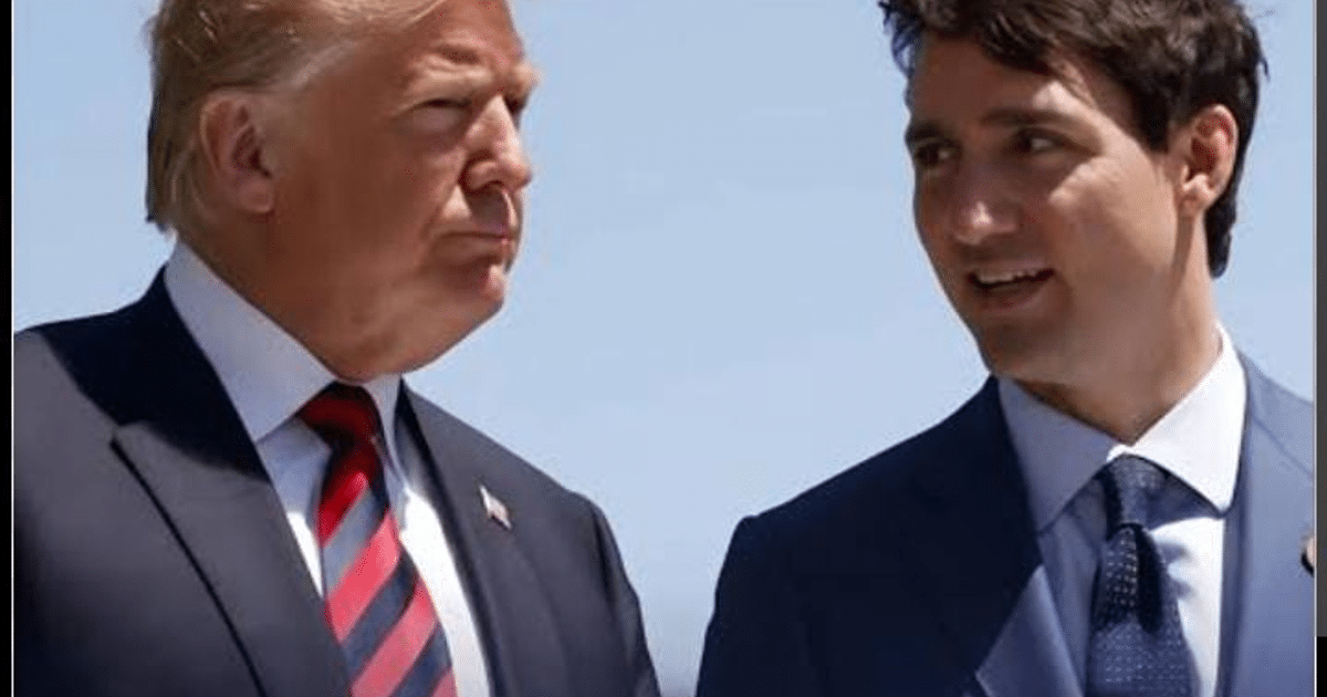 Dos hombres conversando sobre medidas comerciales en un entorno exterior.
