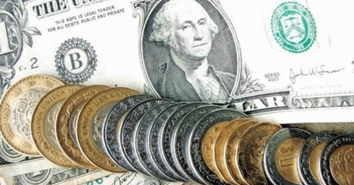 Billete de un dólar estadounidense rodeado de monedas, simbolizando el impacto de los aranceles en el comercio internacional.