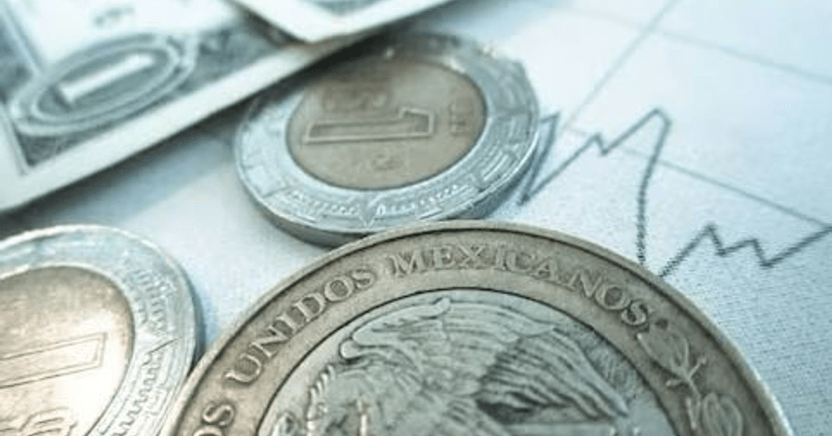 Monedas y billetes con gráfico financiero, reflejando cambios por nuevos aranceles.