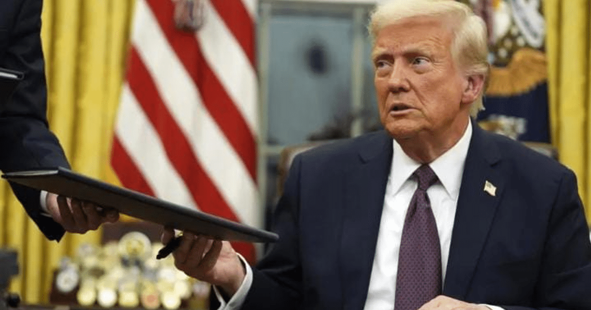 Persona recibiendo un documento en una oficina formal, relacionado con aranceles en México.