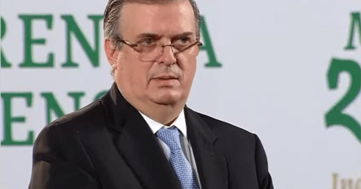 Persona en evento formal discutiendo medidas arancelarias entre México y EE.UU.