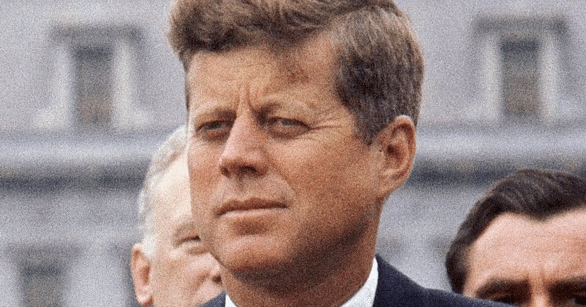 Documentos desclasificados del caso Kennedy en una mesa de trabajo.