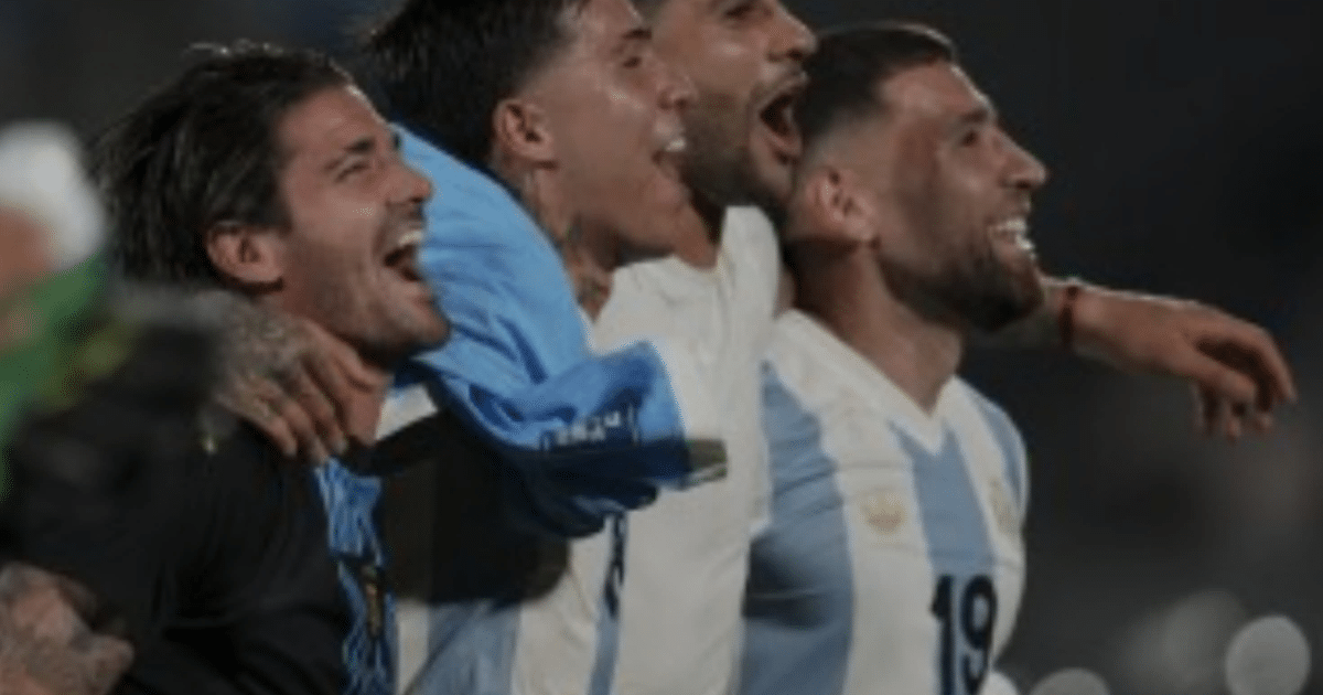 Jugadores de la selección argentina celebrando su clasificación al Mundial 2026 con abrazos y sonrisas.