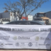 Dos oficiales militares con pancarta de coordinación interinstitucional en Mazatlán, Sinaloa, durante un operativo de seguridad.