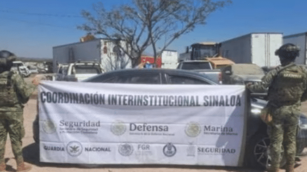 Dos oficiales militares con pancarta de coordinación interinstitucional en Mazatlán, Sinaloa, durante un operativo de seguridad.