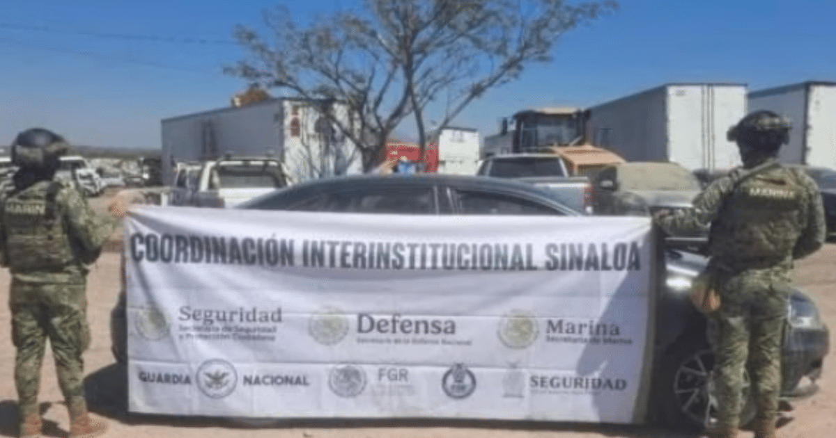 Dos oficiales militares con pancarta de coordinación interinstitucional en Mazatlán, Sinaloa, durante un operativo de seguridad.