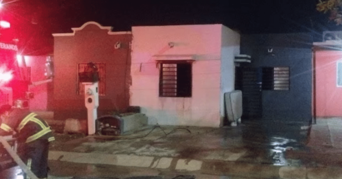 Camión de bomberos y bombero en acción durante un incendio nocturno en Mazatlán