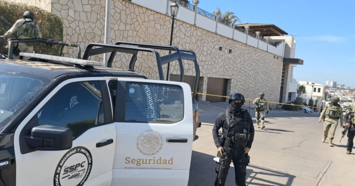 Vehículos de policía y oficiales armados en operativo de seguridad en Culiacán, Sinaloa.