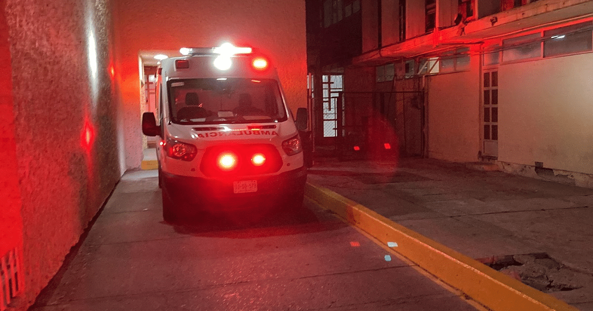 Ambulancia con luces rojas en un pasillo, relacionada con un asalto en Culiacán.