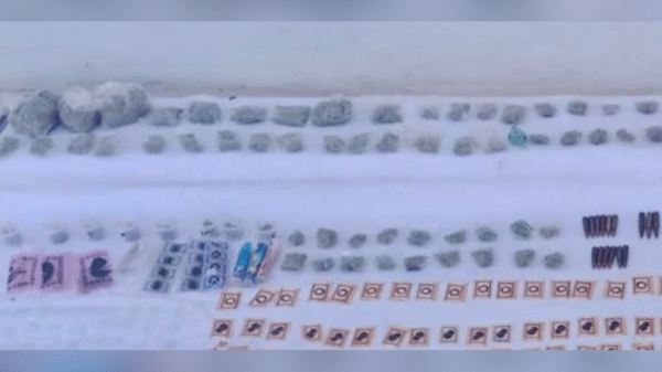 Paquetes y objetos incautados en operación contra tráfico de drogas en Guamúchil