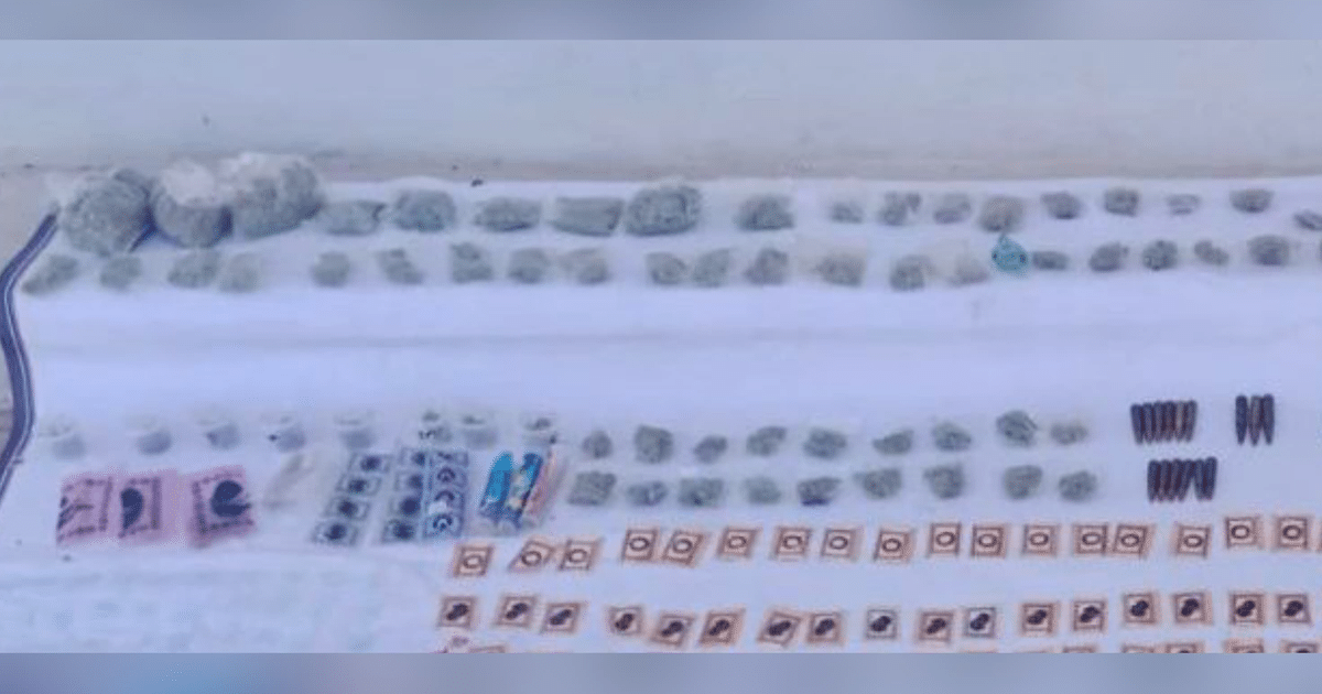 Paquetes y objetos incautados en operación contra tráfico de drogas en Guamúchil