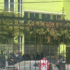 Grupo de seguridad y Cruz Roja frente a edificio verde en Navolato tras ataque armado.