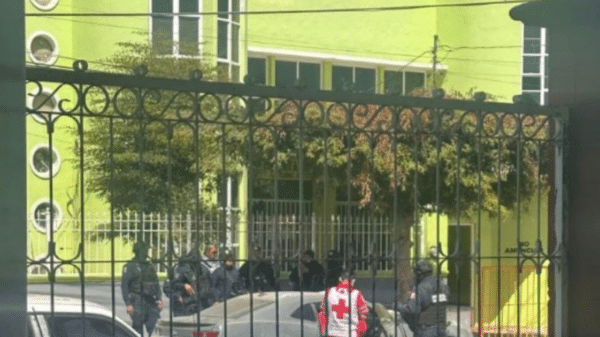 Grupo de seguridad y Cruz Roja frente a edificio verde en Navolato tras ataque armado.