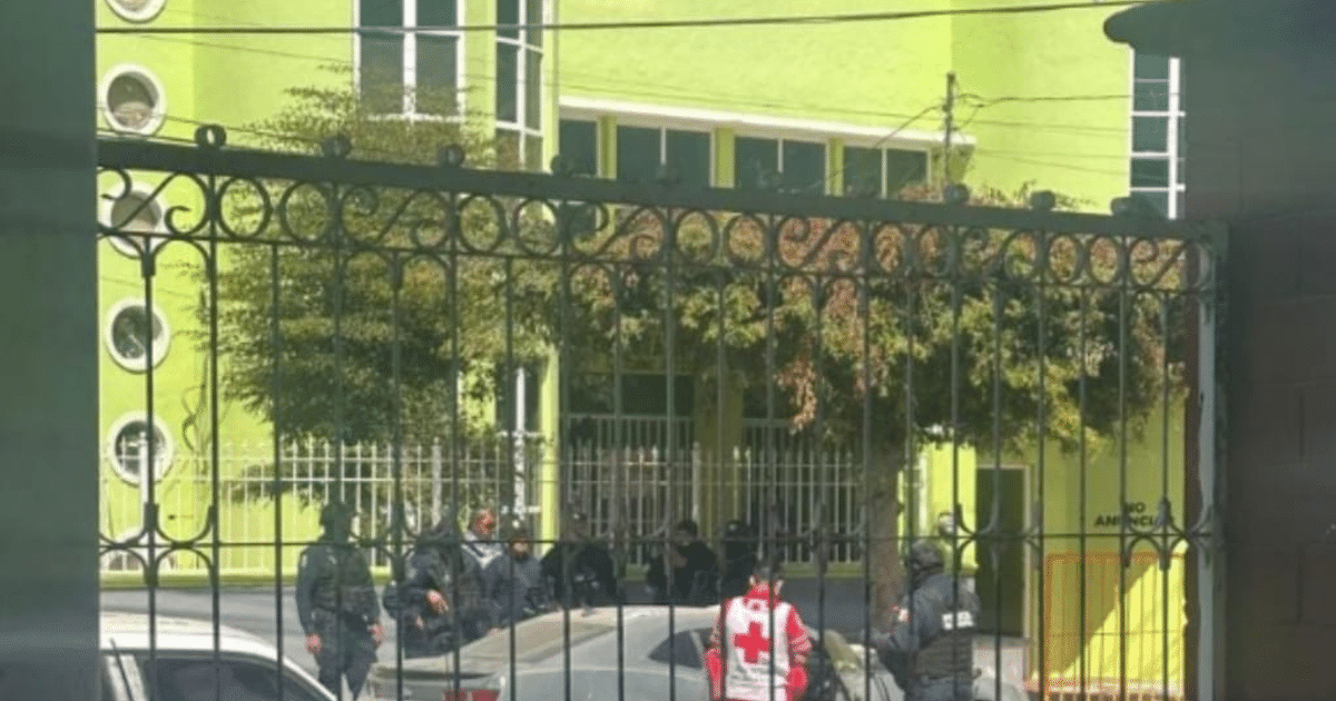 Grupo de seguridad y Cruz Roja frente a edificio verde en Navolato tras ataque armado.