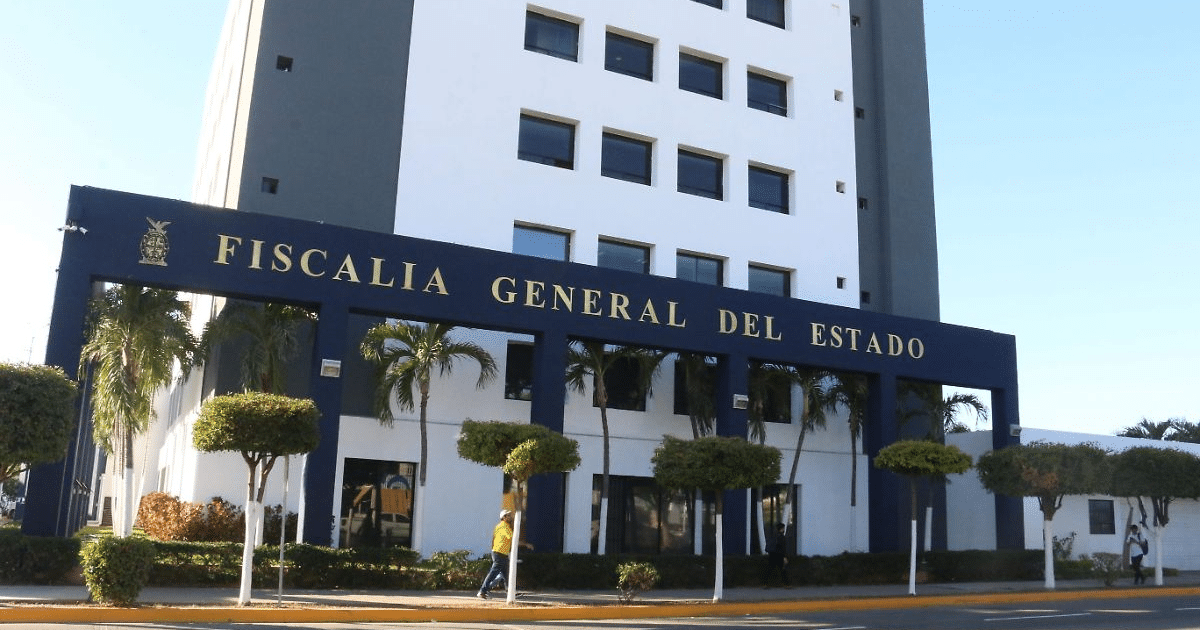 Edificio moderno de la Fiscalía General del Estado con personas caminando al frente