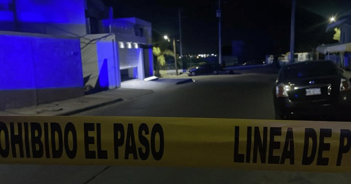 Cinta amarilla de 'PROHIBIDO EL PASO' en escena nocturna urbana de Culiacán tras ataque armado.