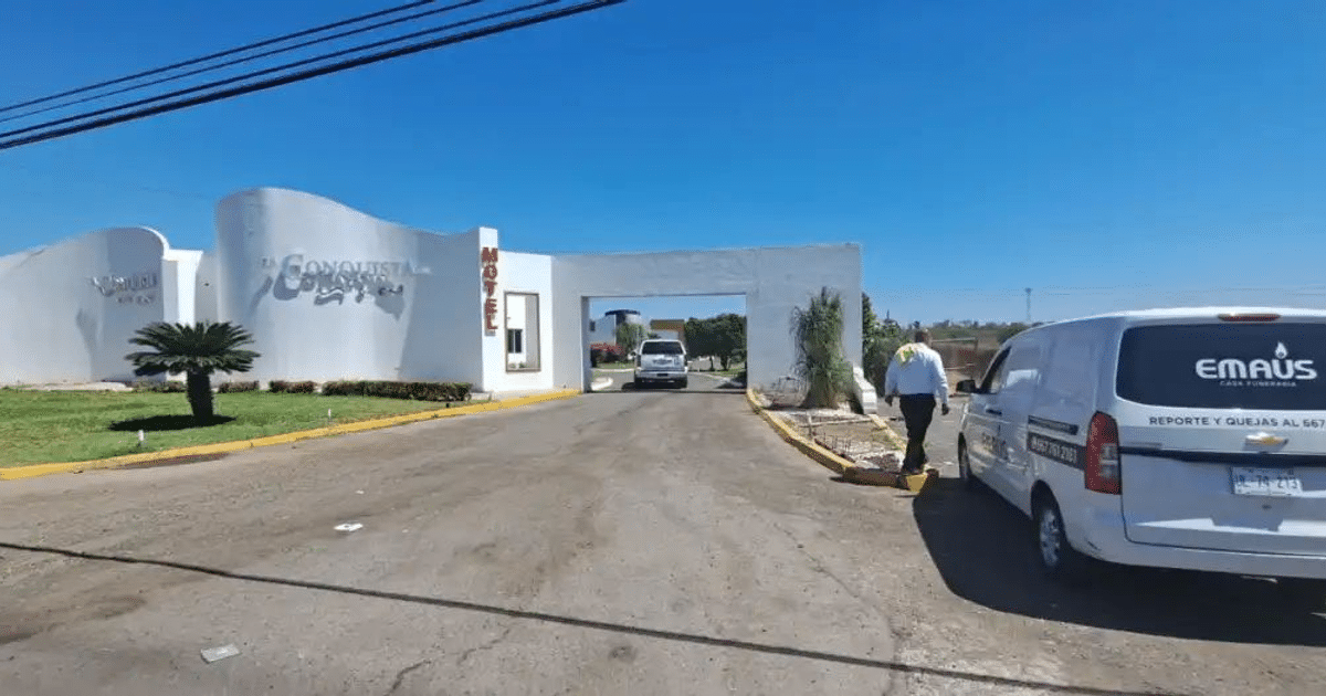 Entrada del Motel La Conquista en Culiacán con vehículos y persona caminando