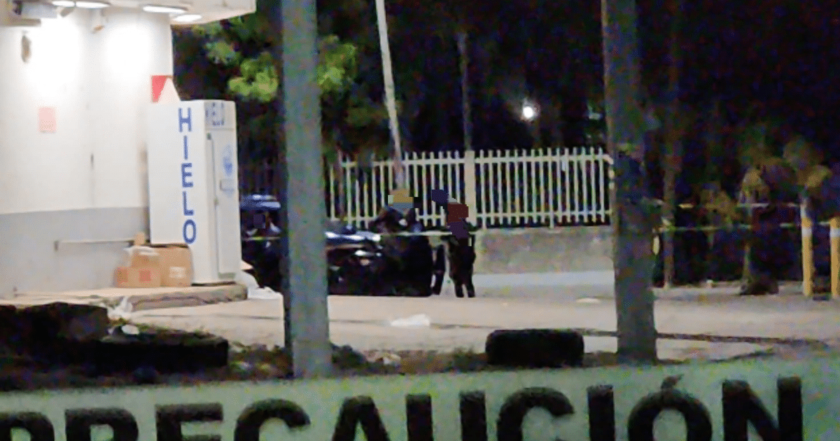 Policías en escena del crimen en estacionamiento de Culiacán con cinta de precaución