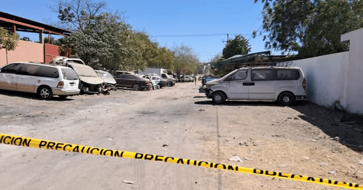 Calle en Culiacán con vehículos dañados y cinta de precaución amarilla