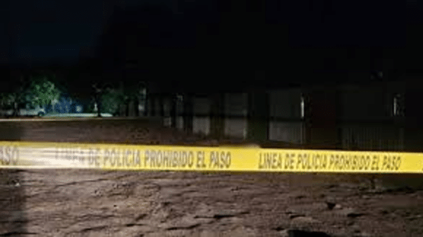 Cinta amarilla de 'prohibido el paso' en zona restringida por investigación policial cerca de vías del tren.