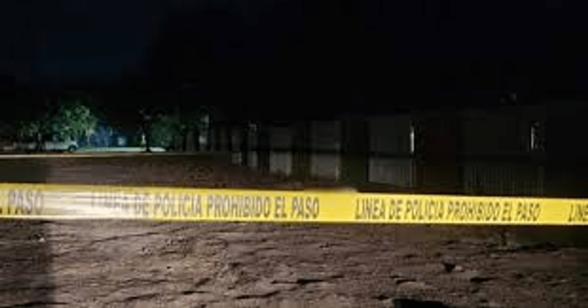Cinta amarilla de 'prohibido el paso' en zona restringida por investigación policial cerca de vías del tren.