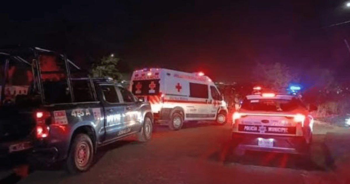 Vehículos de emergencia y policía en Culiacán durante la noche, respondiendo a un incidente violento.