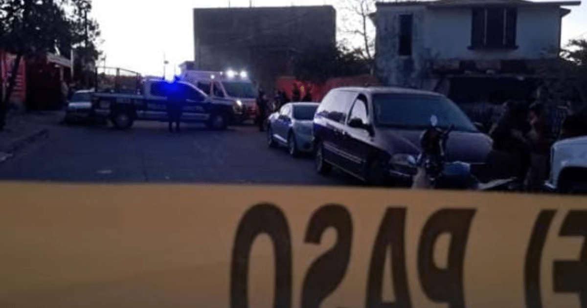 Camioneta de policía y ambulancia en escena de emergencia en Culiacán, Sinaloa, con cinta amarilla de seguridad.