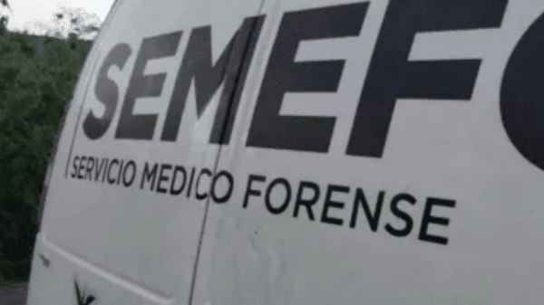 Vehículo del SEMEFO en Elota, relacionado con hallazgo de cadáveres en Caimanes.