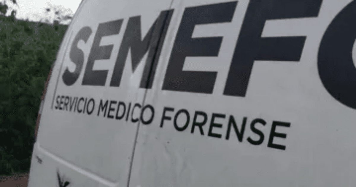 Vehículo del SEMEFO en Elota, relacionado con hallazgo de cadáveres en Caimanes.