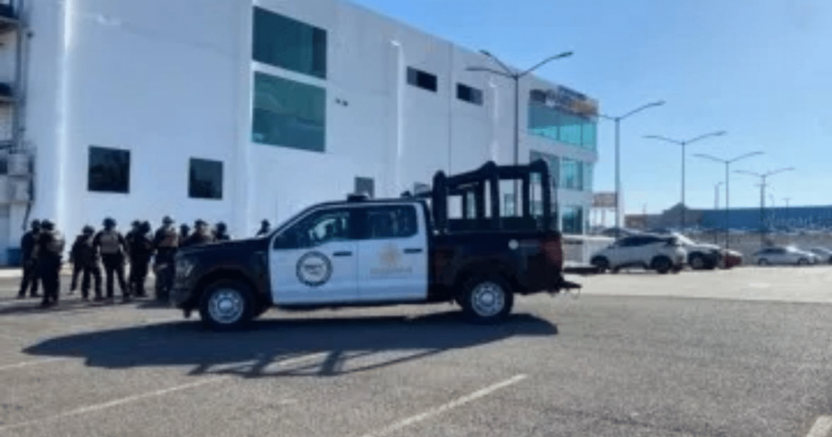 Vehículo policial y agentes en Culiacán durante investigación de asesinato en Montebello.