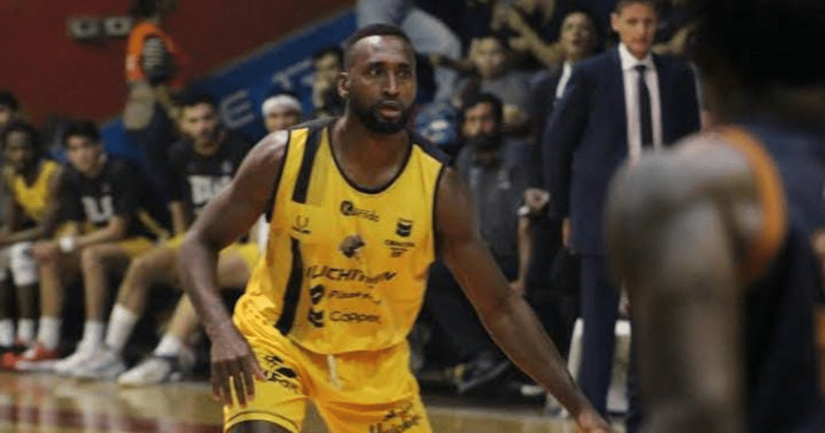 Jugador de baloncesto en uniforme amarillo en acción durante el partido La Nobleza vs Astros de Jalisco.