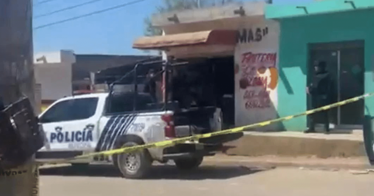 Vehículo de policía estacionado en una calle acordonada en Mazatlán tras un ataque armado.