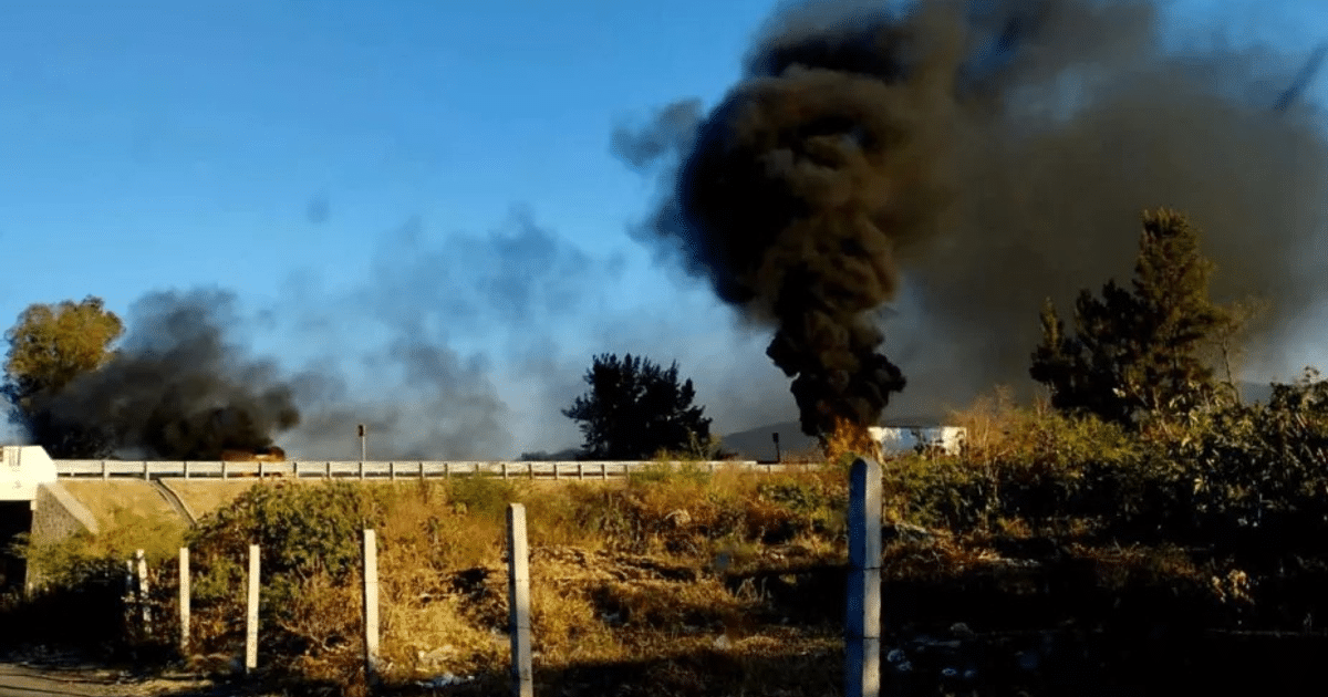Incendio en Jalisco con humo negro tras enfrentamientos armados