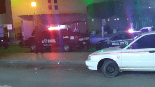 Escena nocturna con patrullas de policía y luces parpadeantes en Navolato.