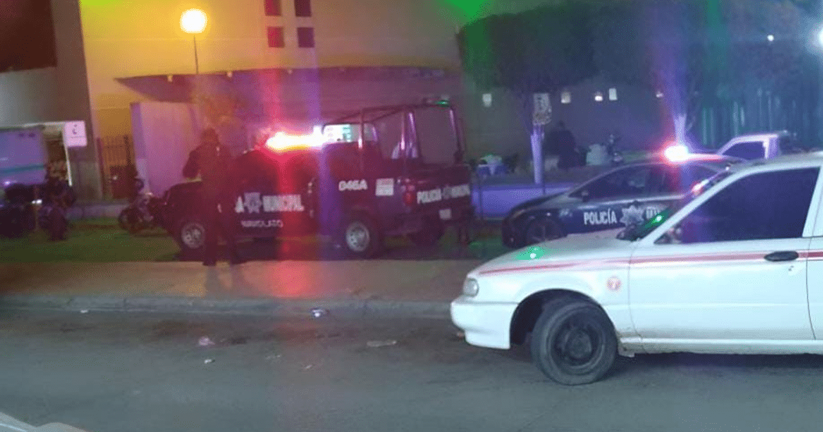 Escena nocturna con patrullas de policía y luces parpadeantes en Navolato.