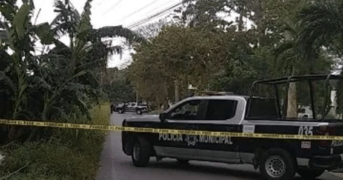 Vehículo policial en calle acordonada tras ataque en Tabasco