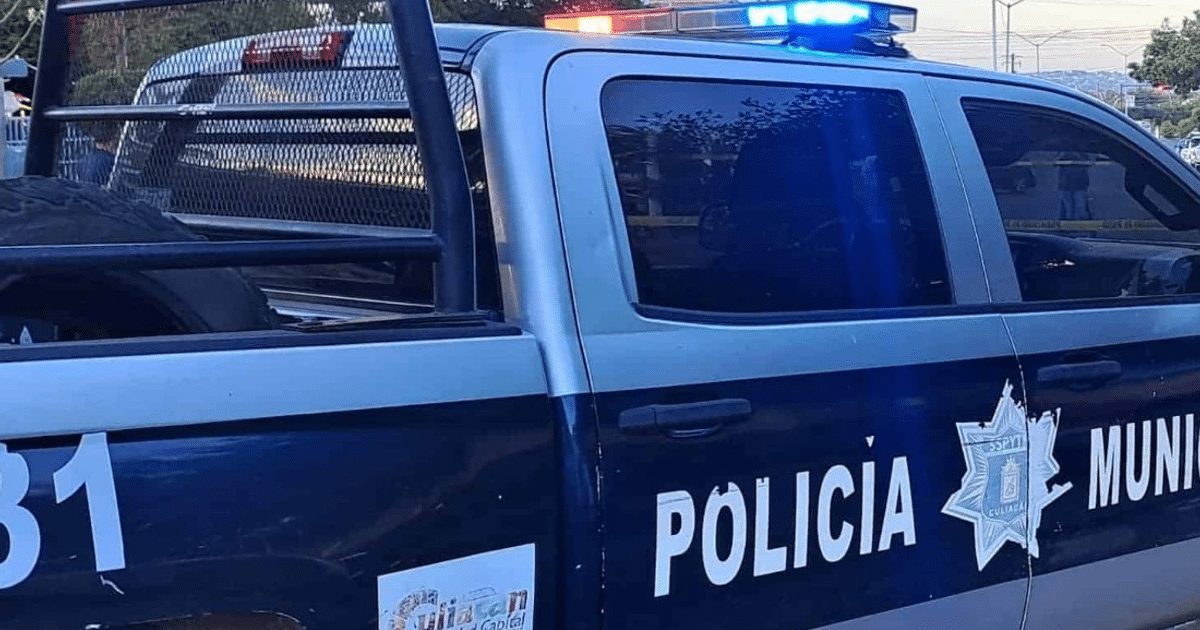Camioneta de policía azul y blanca con luces intermitentes en Culiacán