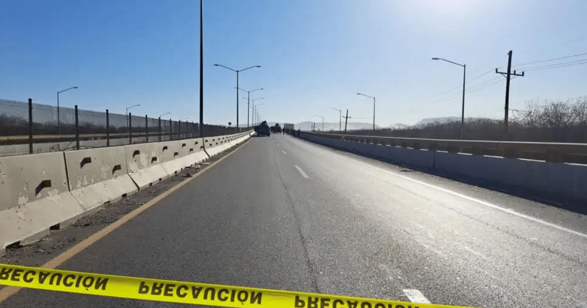 Carretera con barrera de concreto y cinta de precaución en Culiacán, relacionada con un incidente policial.